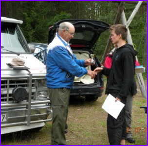 Aleksi saa palkinnon