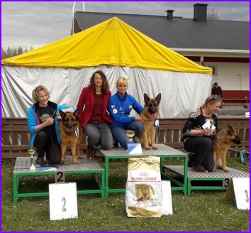 Ira ja Sari palkintopallilla